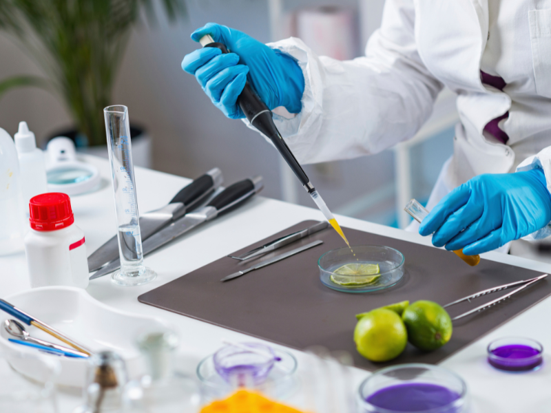 Formulation application of custom synergistic sweetener blends in low-sugar fruit juice and carbonated beverages